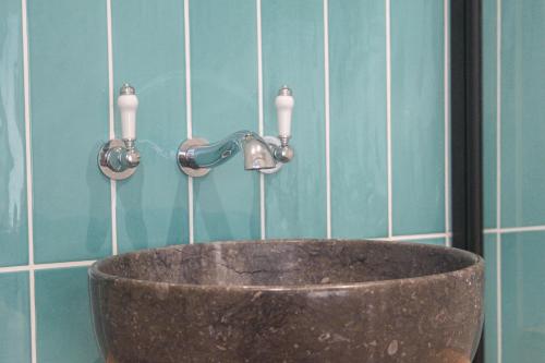 lavandino in pietra in bagno con tre rubinetti di Milton Park - Serviced accommodation By Verano House a Portsmouth