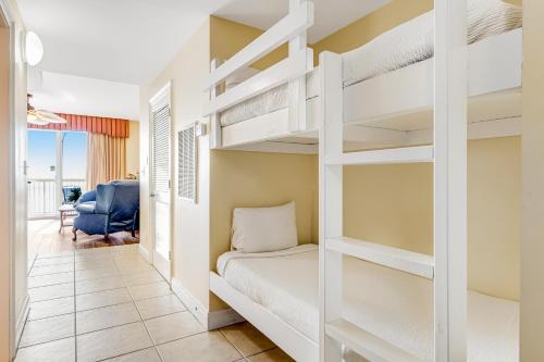 una camera con letti a castello e un soggiorno di Calypso 603W a Panama City Beach