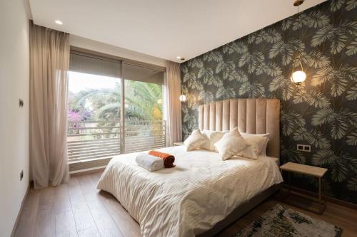 Schlafzimmer mit einem großen Bett und einem Fenster in der Unterkunft New upscale central maarif flat in Casablanca