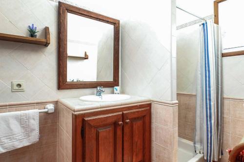 La salle de bains est pourvue d'un lavabo, d'un miroir et d'une douche. dans l'établissement Villa Bosque, à El Port