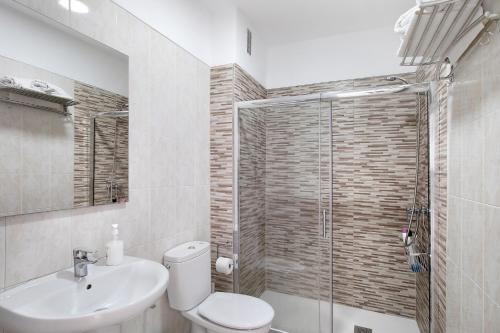 La salle de bains est pourvue de toilettes, d'un lavabo et d'une douche. dans l'établissement Chipaz Candelaria, à Santa Cruz de Tenerife