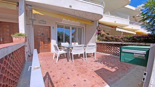 une terrasse avec une table et des chaises dans une maison dans l'établissement Splendid Azur, à Sainte-Maxime