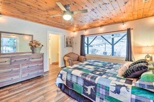 Ліжко або ліжка в номері Mountain Retreat Less Than 4 Mi to Downtown Boone!