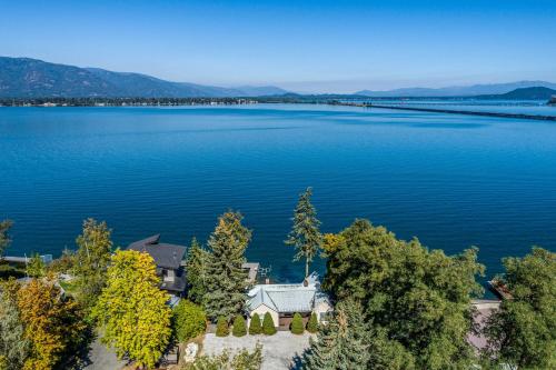 Gallery image of Sagle Lakefront Escape Private Beach Access! in Sagle