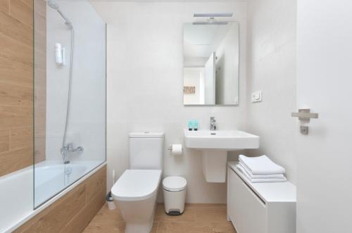 une salle de bains blanche avec toilettes et lavabo dans l'établissement Apartamento de lujo de 2 dormitorios, à Torrox Costa