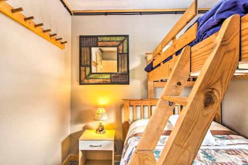 - une chambre avec des lits superposés et une échelle dans l'établissement Pet-Friendly Outing Getaway with Lake Access!, à Emily