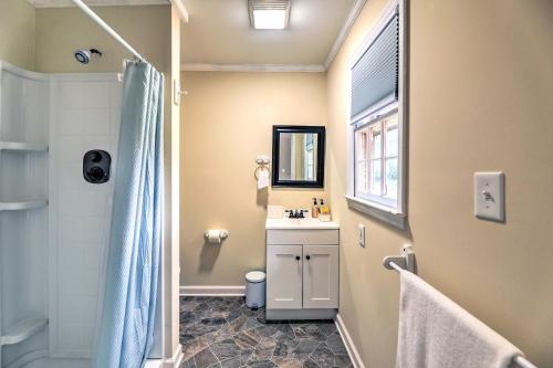 La salle de bains est pourvue d'un lavabo et d'une douche avec un miroir. dans l'établissement Charming Harkers Island Home - Fish and Boat!, à Harkers Island