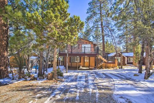 Cozy Sugarloaf Retreat with Gas Grill!