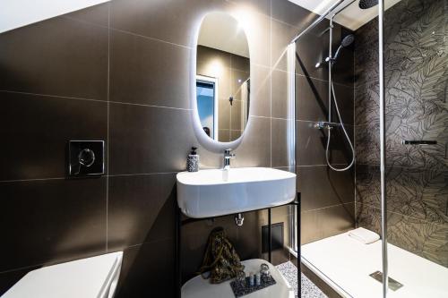 a bathroom with a sink and a mirror at Hôtel Paulette Rouen Centre Cathédrale in Rouen