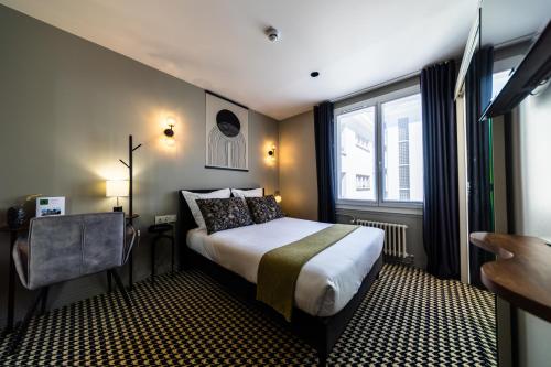 um quarto de hotel com uma cama e uma janela em Hôtel Paulette Rouen Centre Cathédrale em Rouen
