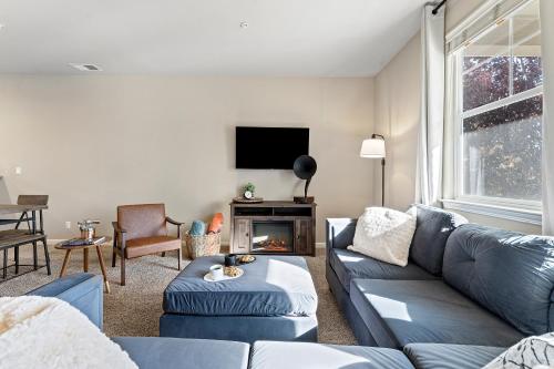 A seating area at High End Midtown Home With Fireplace And Ensuite Baths