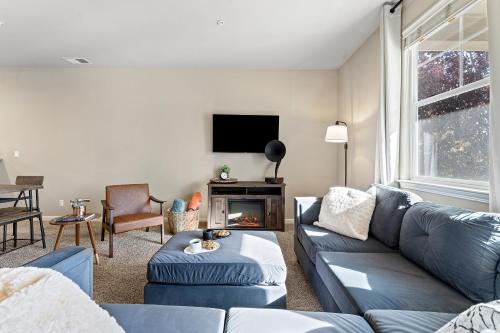 リノにあるHigh End Midtown Home With Fireplace And Ensuite Bathsのギャラリーの写真