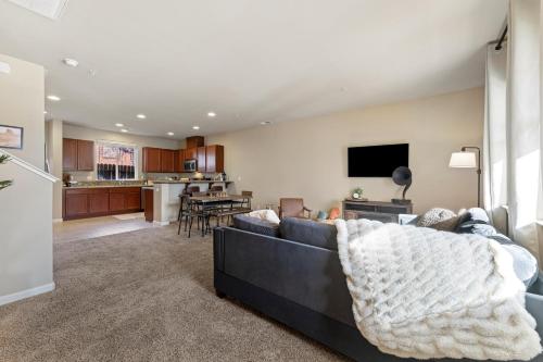 リノにあるHigh End Midtown Home With Fireplace And Ensuite Bathsのギャラリーの写真