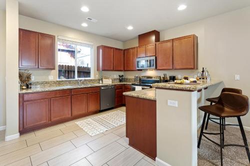 リノにあるHigh End Midtown Home With Fireplace And Ensuite Bathsのギャラリーの写真