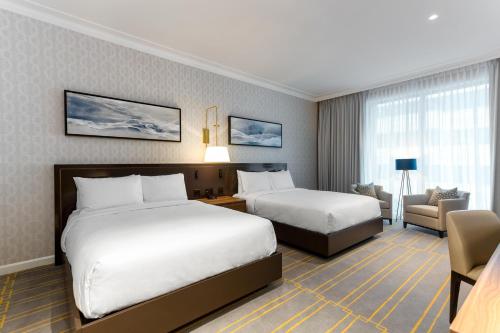 Sutton Place Hotel Torontoにあるベッド