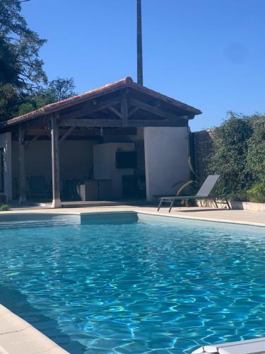 une piscine devant une maison dans l'établissement Au p’tit bonheur d’Augé Maison, à Augé