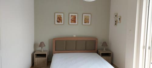 una camera con un letto con due tavoli e due lampade di Airport Friendly House 4 a Artemida