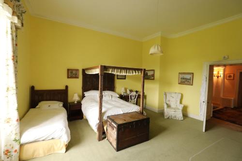 Bansha的住宿－Lismacue House，一间卧室配有两张单人床和一把椅子