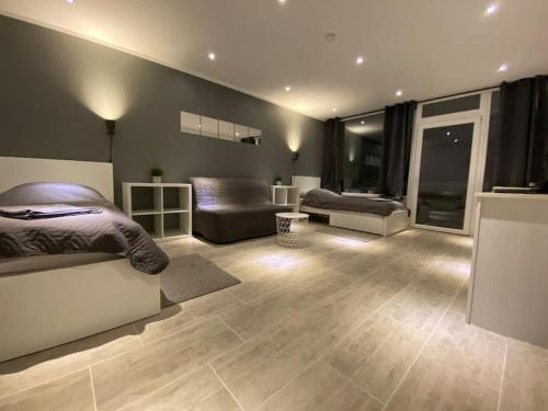a bedroom with a bed and a living room at Ferienwohnung 3,5 Zimmer zentrale Lage in Duisburg