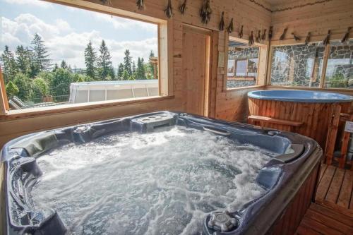 ein Whirlpool in einem Zimmer mit Fenster in der Unterkunft Bukowiańska Ostoja - 60m od Wyciągów- Sauna Balia i Jacuzzi w Ofercie in Bukowina Tatrzańska