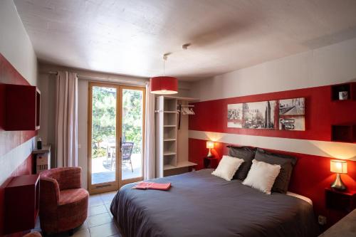 1 dormitorio con 1 cama grande y paredes rojas en LE LIT QUI DANSE, en Mollans-sur-Ouvèze