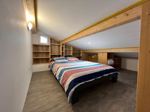 une chambre avec un grand lit dans une pièce dans l'établissement La Plage, à La Teste-de-Buch