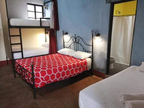 Una cama o camas en una habitación de Hostel Hopa Antigua