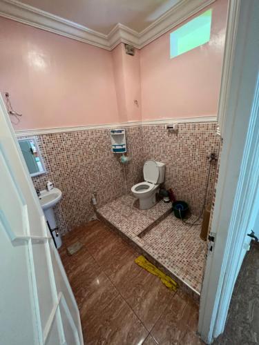 een badkamer met een toilet en een wastafel bij Belle appartement 80 m2 in Marrakesh