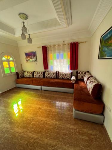 een woonkamer met een bank in een kamer bij Belle appartement 80 m2 in Marrakesh