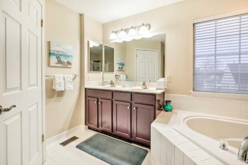 y baño con bañera y lavamanos. en Spacious Odenton Townhome 21 Mi to Baltimore en Odenton