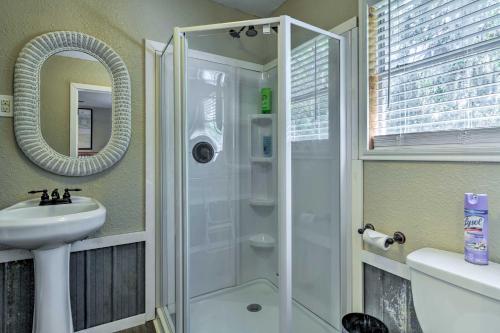 a bathroom with a shower and a sink at Bay Access and Dock Riverfront Tivoli Escape in Tivoli