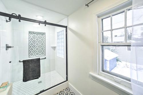 uma casa de banho com um chuveiro e uma porta de vidro em South Bend Home Less Than 1 Mi to Notre Dame! em South Bend