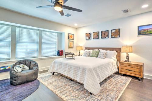 um quarto com uma cama, uma cadeira e janelas em San Antonio Home with Hot Tub and Arcade Games! em San Antonio
