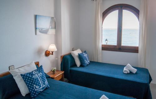 ein Hotelzimmer mit 2 Betten und einem Fenster in der Unterkunft Aldeas Taray Admer 11 in La Manga del Mar Menor
