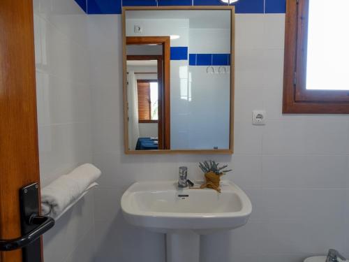 een badkamer met een witte wastafel en een spiegel bij Aldeas Taray Admer 11 in La Manga del Mar Menor