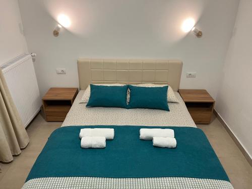 1 dormitorio con 1 cama grande y 2 almohadas en Apartmani Tesla en Soko Banja