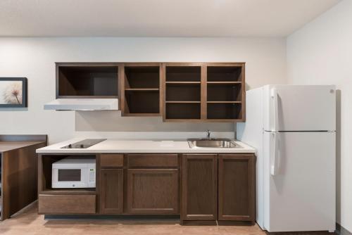 Cucina o angolo cottura di WoodSpring Suites Dayton North