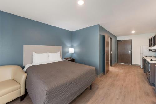 Letto o letti in una camera di WoodSpring Suites Dayton North