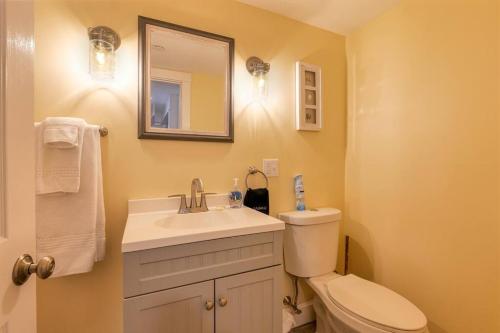 Ένα μπάνιο στο 2BR Apt w/ 3 min Walk to downtown SWH - [Low Tide]