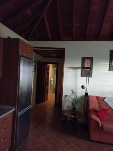 a living room with a couch and a table at Casa sol y montaña in Cubaba