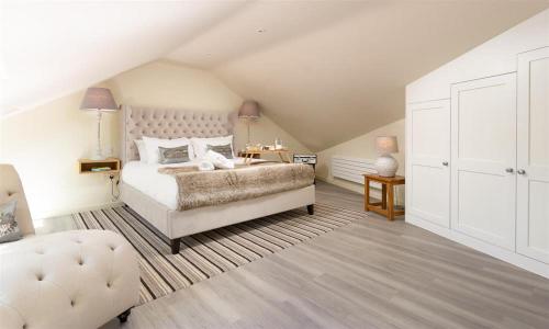 アンブルサイドにあるOld Wool Loftの白いベッドルーム(ベッド1台、椅子付)
