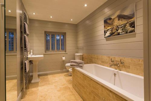La salle de bains est pourvue d'une baignoire, de toilettes et d'un lavabo. dans l'établissement Rosewood by the River, à Ambleside