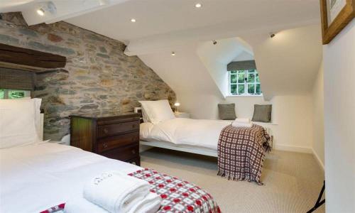 Postel nebo postele na pokoji v ubytování Loughrigg Cottage