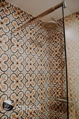 a bathroom with a floral patterned wall at Casa do Ferreiro in Sistelo