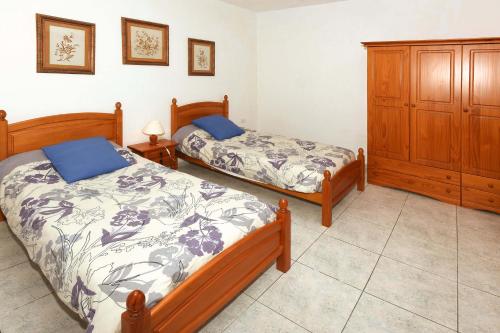 1 Schlafzimmer mit 2 Betten und einem Schrank in der Unterkunft Casa Amagar in Tijarafe