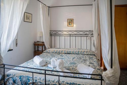 een slaapkamer met een bed met twee handdoeken erop bij 082 - Cà Marilù, 5 minuti da mare e centro di Sestri Levante in Sestri Levante