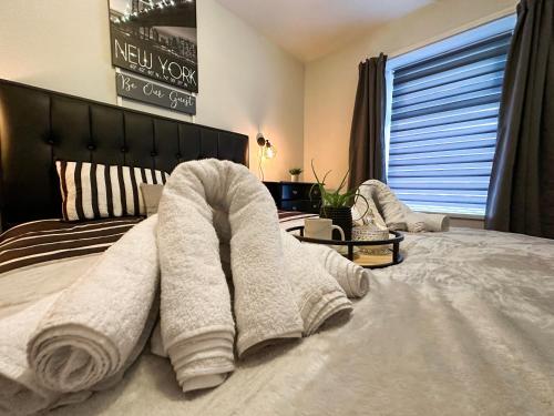 Un dormitorio con una cama con toallas blancas. en On Trend 3 Bedroom Home In Maerdy near Attractions, 