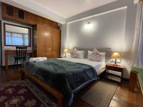 En eller flere senge i et værelse på Crimson Apartment