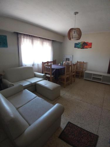 sala de estar con sofá y mesa en La rivera en Necochea