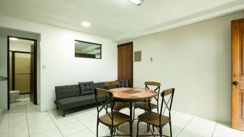 Ruang duduk di Coati Arenal Lodge